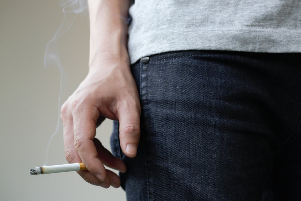 男性手扣香烟。戒除烟瘾的概念戒烟打破了一个坏的戒烟图片下载