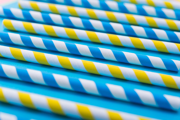 明亮的鸡尾酒吸管在颜色的蓝色背景图片下载