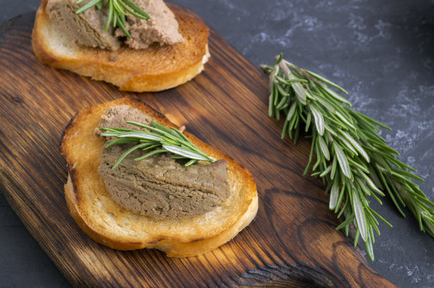 烤面包上的自制肉酱，暗黑风格照片图片下载