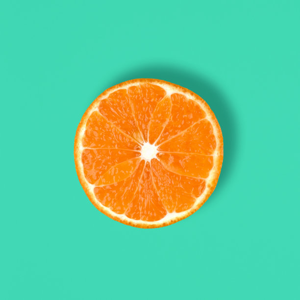 在蓝色背景上切下孤立的桔子。Ctrus圆片。食品的背景。前视图。图片下载