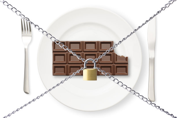 巧克力盘子前带链条的锁定挂锁图片下载