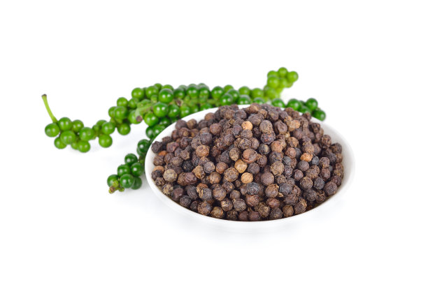 干黑胡椒种子在白色陶瓷碗和新鲜胡椒在白色背景图片下载