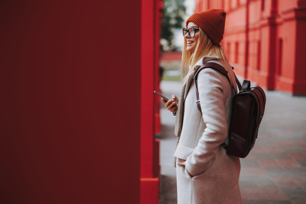 年轻的女士正望着别处的街道图片下载