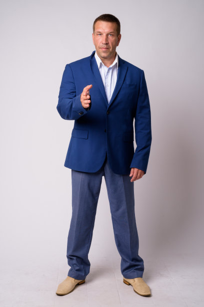 全身拍摄的男子成熟的商人在西装给握手图片下载