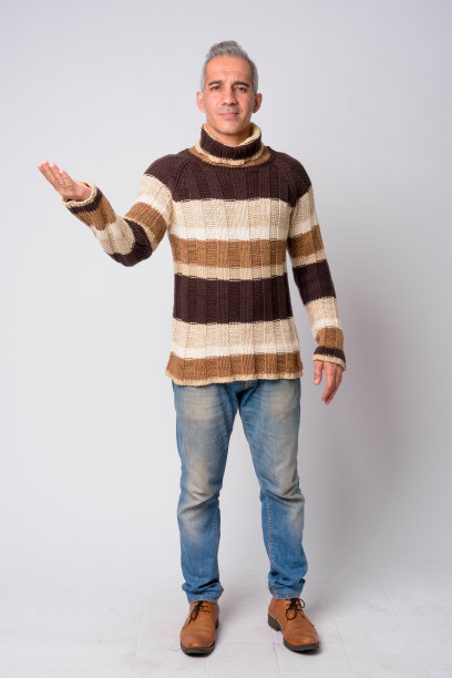 准备过冬的英俊波斯男子全身照图片下载