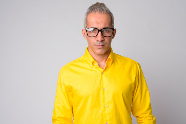 戴眼镜的帅气波斯商人肖像图片下载