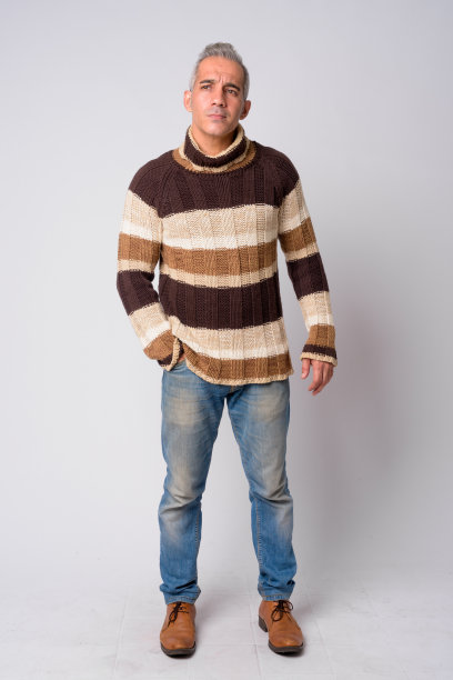 准备过冬的波斯男子思考全身照图片下载