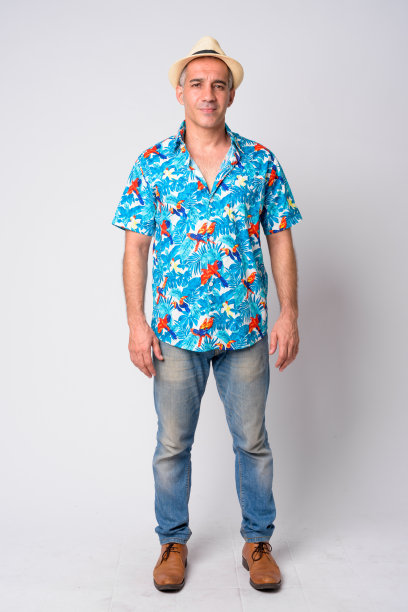 戴着帽子的英俊波斯游客男人全身照图片下载