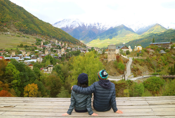 夫妇享受美丽的梅斯蒂亚镇与斯万塔在初秋，斯瓦内蒂地区，格鲁吉亚考古遗址图片下载