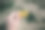 一个男人手里拿着一张黄色的纸，上面写着“疼痛”图片下载
