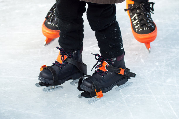 在溜冰场上穿着溜冰鞋的孩子们的脚图片下载