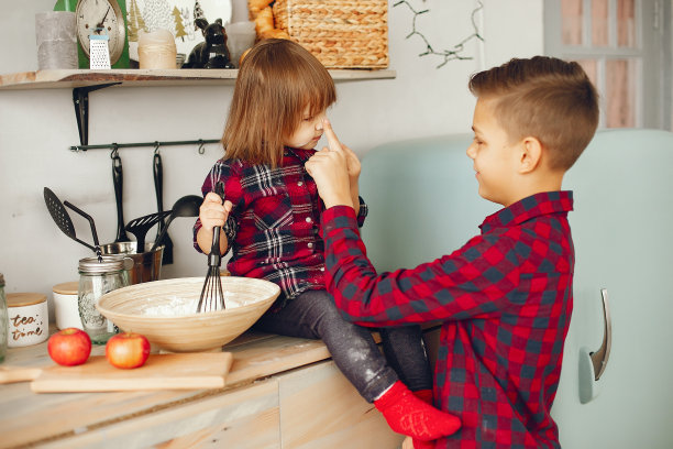 可爱的小女孩坐在厨房里图片下载