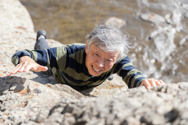 喜欢攀岩的老人图片下载