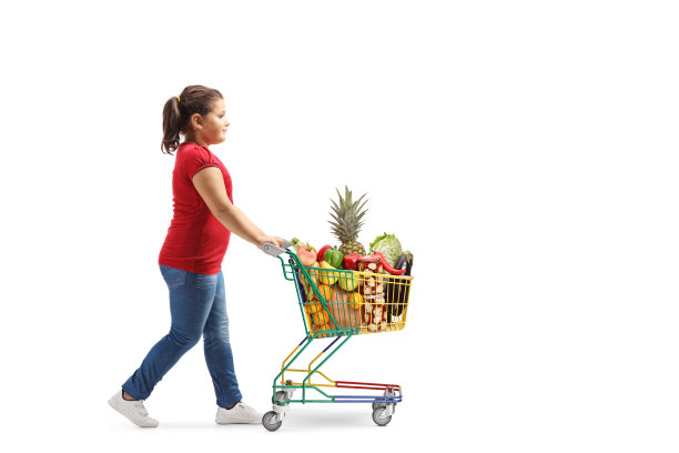 一个小女孩推着一辆装着食物的迷你购物车图片下载