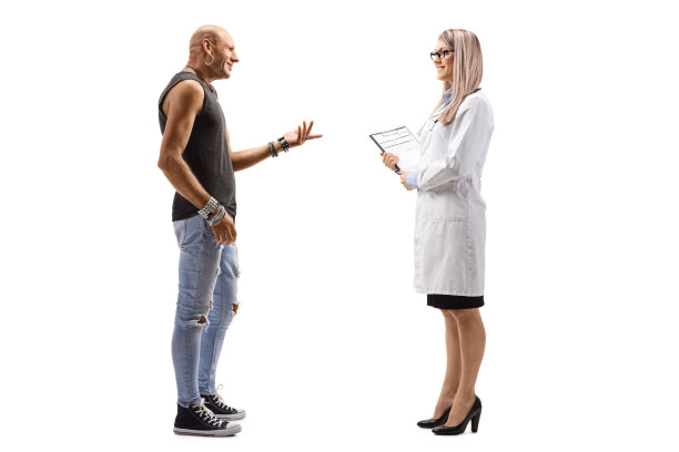 一个女医生和一个男潮人在聊天图片下载