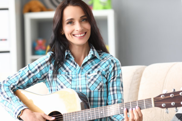 穿着休闲衬衫的漂亮女士图片下载