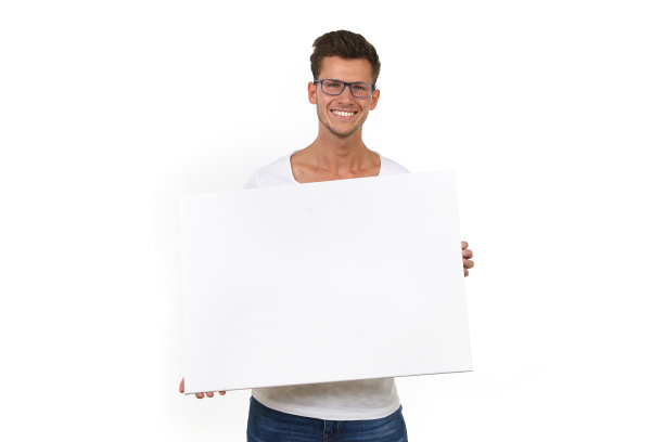 一个戴眼镜的年轻人举着一个空的广告牌图片下载