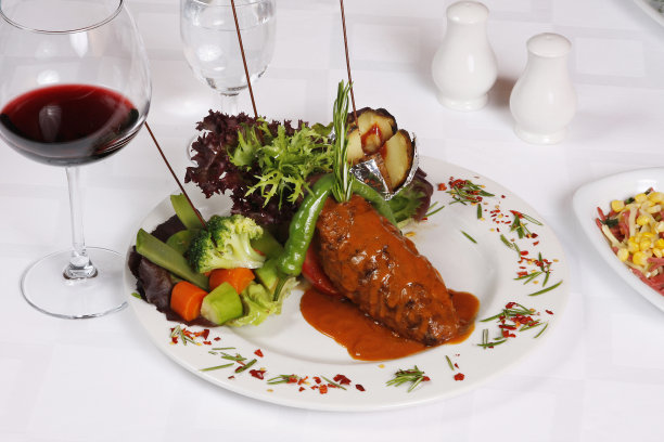 肉馅配酱汁、蔬菜和红酒图片下载