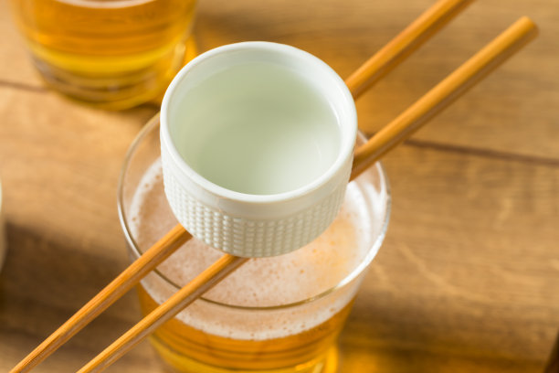 日本酒炸弹与米酒图片下载