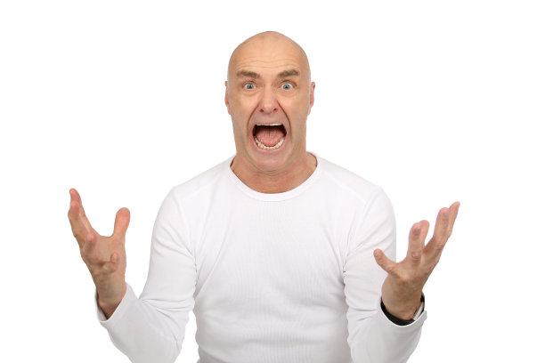 一个穿着白衬衫的秃顶男人在演播室里兴奋不已图片下载