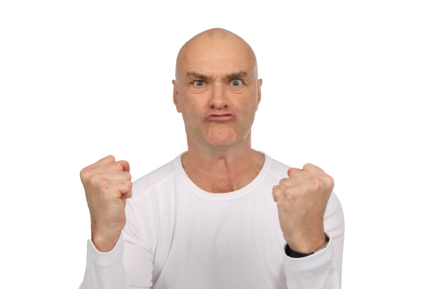 一个穿着白衬衫的秃顶男人在演播室里兴奋不已图片下载