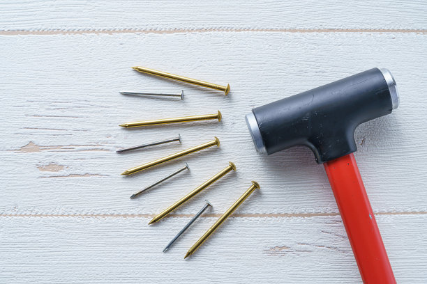 放置在木板上的DIY工具图片下载