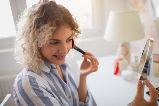 漂亮的年轻女子正在化妆图片下载