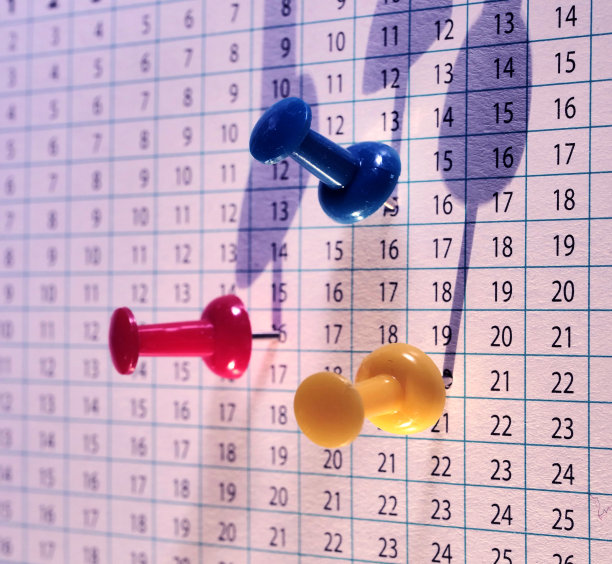 在纸上钉别针图片下载