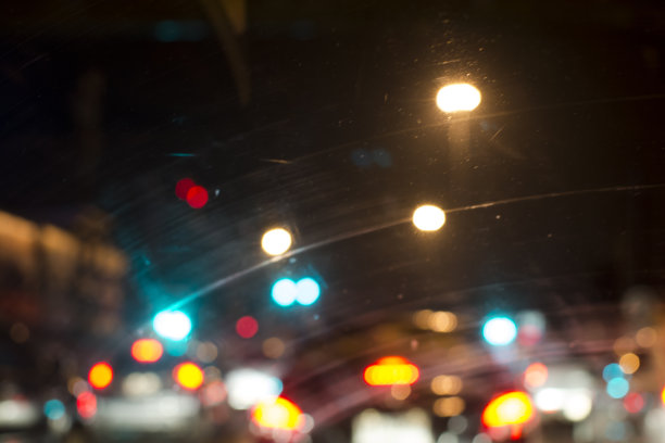 夜光朦胧，雨刷在车窗上刮来刮去图片下载