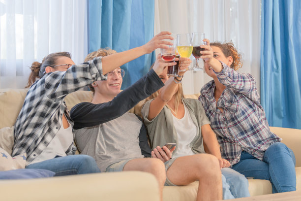 一个男孩被三个女人团团围住，坐在沙发上图片下载