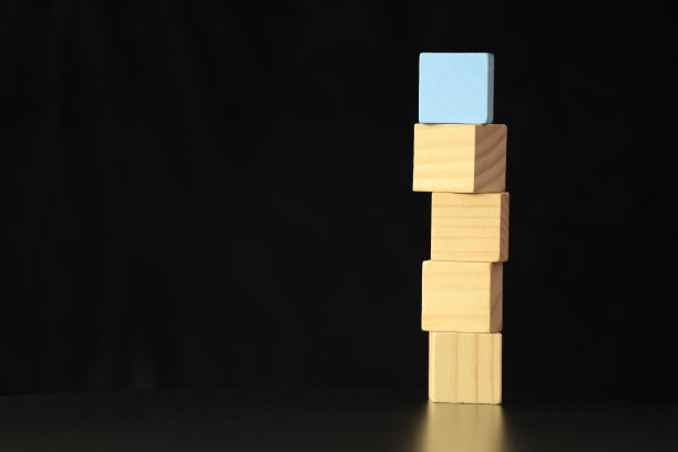 黑色背景上的木块图片下载