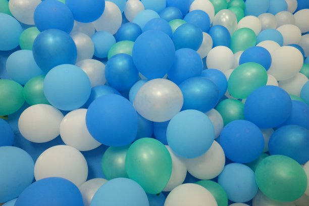 五颜六色的儿童气球球坑或球池儿童游乐场图片下载
