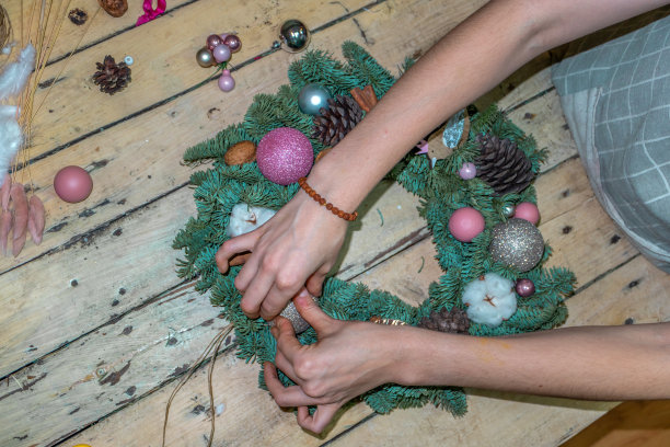 圣诞花环装饰，俯视图。图片下载