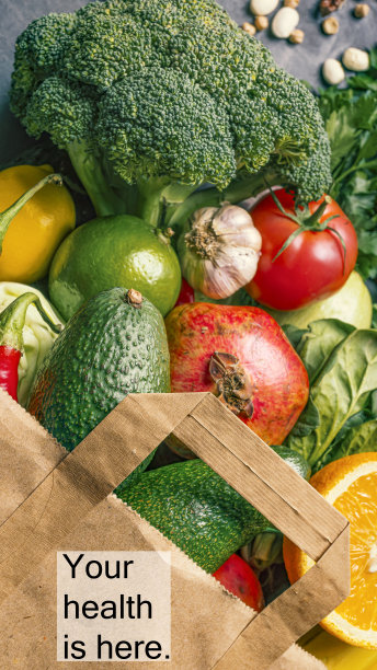 健康与健康饮食理念。标语:你的健康在一个装满蔬菜和水果的超市的纸袋上。图片下载