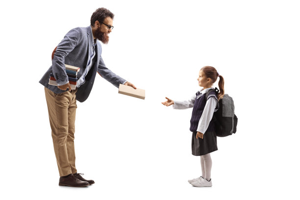 男老师给穿制服的女学生一本书图片下载