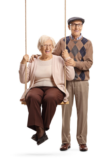 老女人坐在秋千上，丈夫站在她旁边图片下载