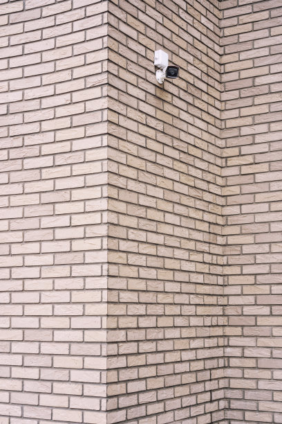 住宅区的保安。大楼外立面的监控摄像头。图片下载