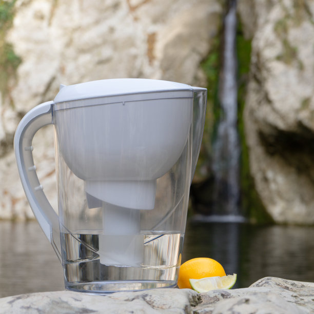 过滤水壶。家里或自然界的纯净水。健康的生活方式图片下载