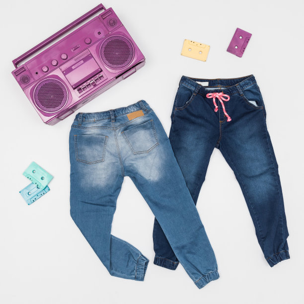 时尚服装-女孩的牛仔裤;照片在中性背景。图片下载