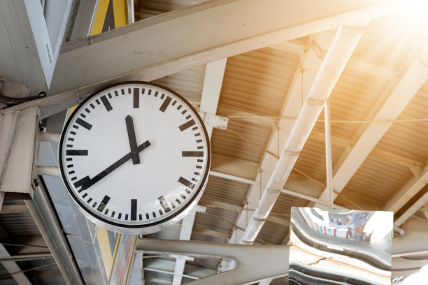 阳光下火车站的时钟图片下载