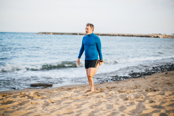 早晨在海滩上慢跑后正在降温的人图片下载