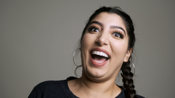 美丽微笑的年轻女子看向别处图片下载