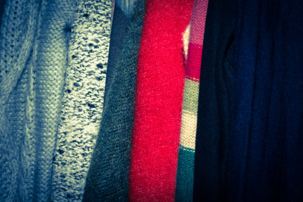 衣橱里暗银、蓝色和红色衣服的复古照片图片下载