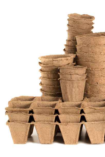 泥炭锅在白色与复制空间图片下载