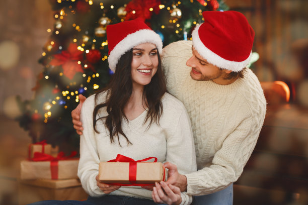 慈爱的丈夫送妻子圣诞礼物图片下载