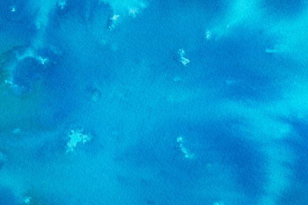 明亮的蓝色彩色水彩背景。手绘天蓝色笔触。手绘的触摸，斑点，涂抹梯度艺术品。素材图片