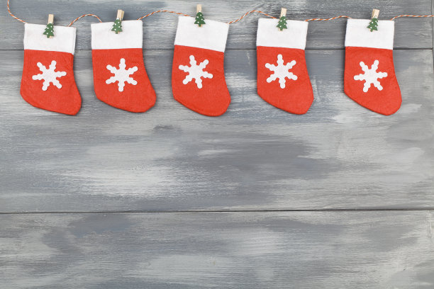 蓝色木制背景上的圣诞红袜。拷贝空间，圣诞背景图片下载