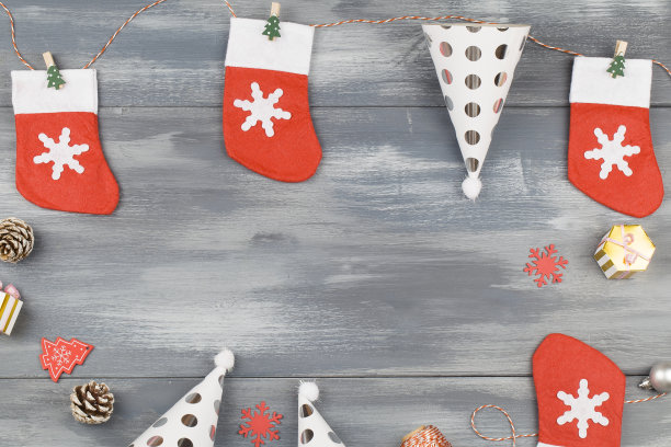 用红色的袜子，帽子，礼物和红色的雪花在蓝色的背景图片下载