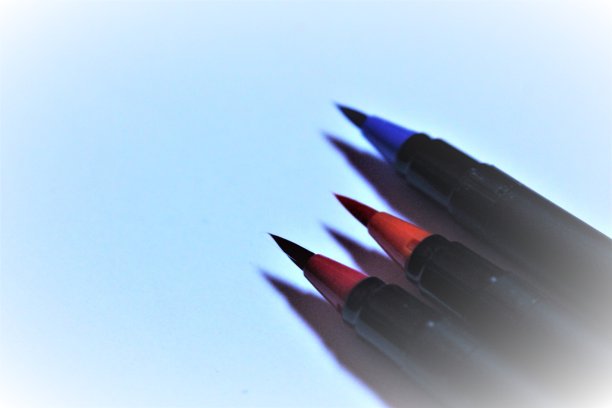 3支彩色笔在白色块上图片下载