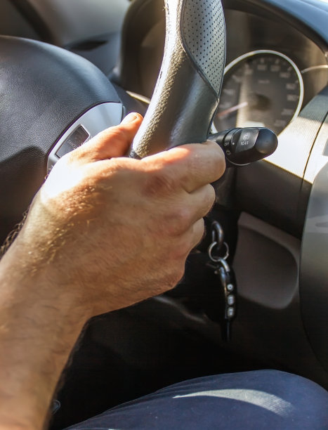 选择性聚焦男性手上弦车的点火钥匙，汽车驾驶和仪表盘。旅游背景-图片图片下载